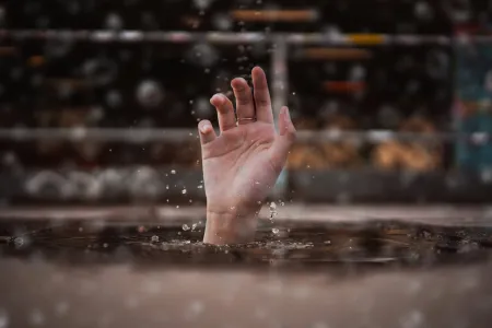 hand boven water