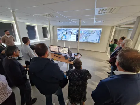 Rondleiding van de pers in de videowall ruimte