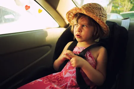 Kind in warme auto
