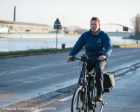 Fietsende wijkinspecteur