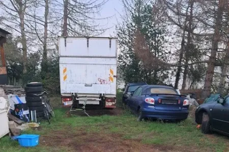 Vrachtwagen met materialen drugslabo