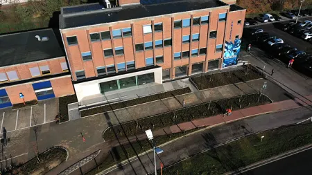 Vooraanleg links commissariaat Politie CARMA