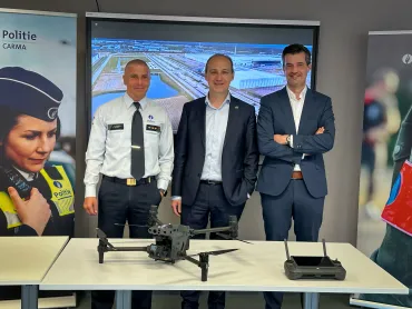 Korpschef Geert Verheyen, Burgemeester van Genk Wim Dries en CEO van Port of Limburg Benjamin Hermans stellen een innovatief droneproject voor