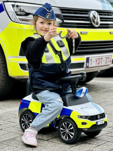 Kindje met loopauto