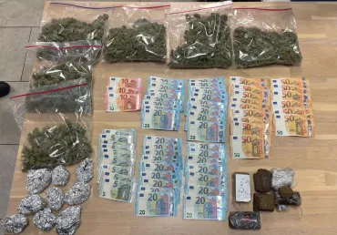 Items die in beslag genomen werden bij de huiszoeking in de Pleinstraat