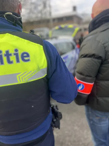 Politie-inspecteur met rode armband