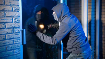 Inbreker probeert in te breken in een woning