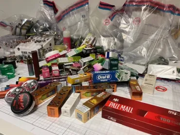 In beslag genomen vapes en tabak