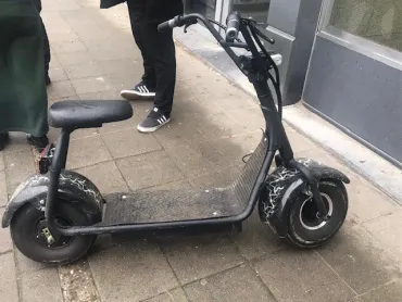 Elektrische step met zadel