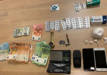 Inbeslag genomen geld en medicatie