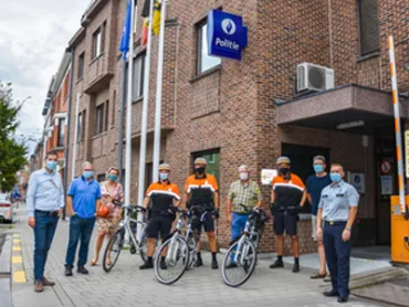 Foto fietsteam met burgemeester en korpschef