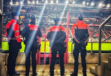Politiemedewerkers in het stadion van KV Mechelen
