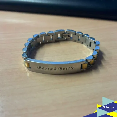 Armband met gravering 'Barra & Betty' gevonden thv rotonde Lostraat in Aalter- Referentienr. IO60/2025