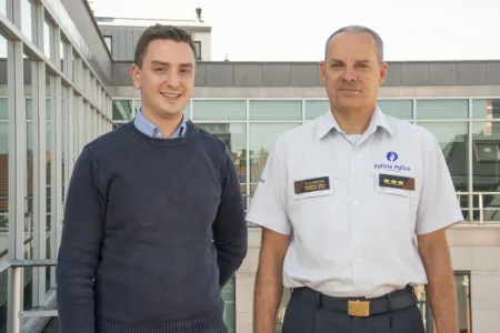 Florian Baetens naast de commissaris-generaal van de Federale Politie.