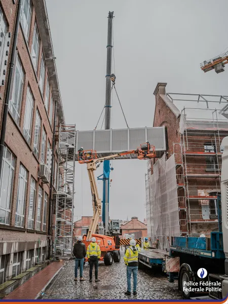 14 ton zware voetgangersbrug tussen politiegebouwen