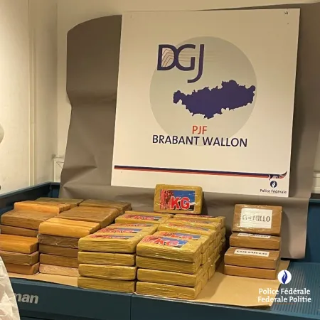 Een grootschalig onderzoek door de FGP Waals-Brabant brengt een internationale organisatie aan het licht die actief is in drugshandel