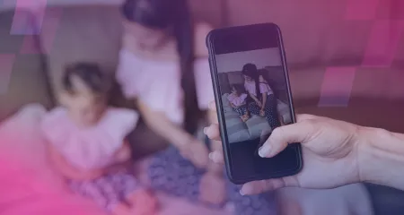 De risico’s van sharenting: waarom je beter twee keer nadenkt voor je iets van je kind online zet 