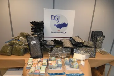 Onderzoek naar drugstrafiek leidt tot inbeslagname van 233 000 euro en 30 kg cannabis 