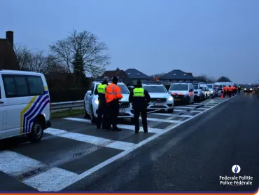 Vaste opération de contrôle policière le long des autoroutes en Flandre orientale et occidentale, en collaboration avec les écoles de police provinciales 