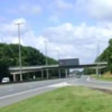 Gooien van betontegels van op de brug van Heppignies