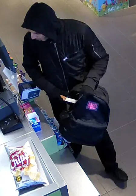2 Overvallen op winkel “Kwantum” en              N° 351                             1 overval op de “Carrefour” door dezelfde dader                    