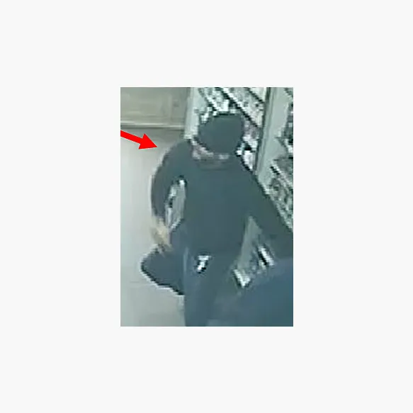 VIDEO - De uitbater van een krantenwinkel krijgt een messteek in Antwerpen Linkeroever