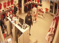 VIDEO - Inbrekers richten ravage aan in kantoren en fanshop van Royal Antwerp FC